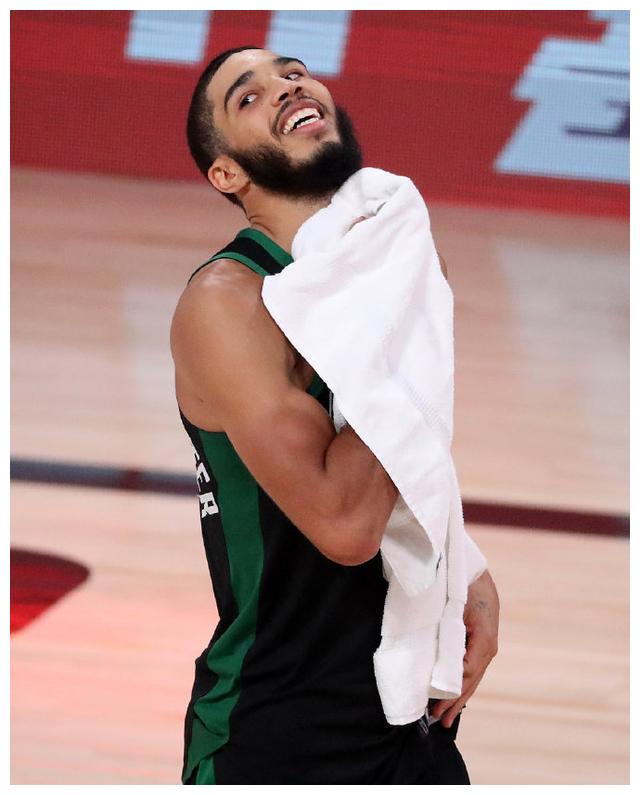 爱游戏-塔图姆在掘金比赛中夺冠，出色发挥引发热议！观众掌声雷动-爱游戏